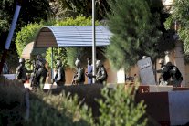 هولاند يدعو فرنسيي العالم إلى اتخاذ احتياطاتهم