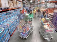 نفقات الأسر تتراجع في أميركا لكن عائداتها ترتفع