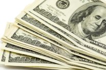 الدولار ينخفض إلى أدنى مستوى في 8 أسابيع