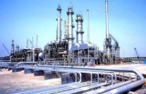 ﻿النفط يهبط بعد إبداء السعودية استعدادها لرفع الإنتاج