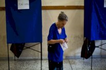 فتح أبواب مكاتب التصويت للاستفتاء في اليونان