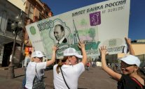 الروبل الذي بلغ أدنى مستوياته يواصل تراجعه