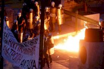 البرلمان اليوناني يقر خطة المساعدة الثالثة للبلاد 