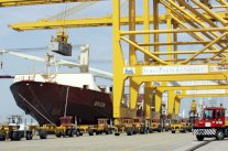 الإمارات اكبر المستفدين من انخفاض اليوان