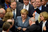 البرلمان الألماني يوافق على خطة مساعدة اليونان