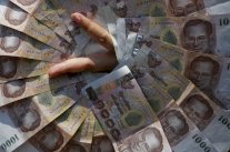 العملة التايلاندية تهوي لمستوى قياسي بعد تفجير بانكوك