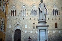 أزمة في إيطاليا قد تحولها إلى يونان جديدة