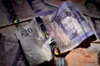 تراجع الجنيه الاسترليني إلى أدنى مستوياته منذ ثلاثة أعوام