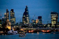 دراسة تحذر من هجرة البنوك العاملة في بريطانيا