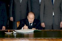 بوتفليقة يوقع موازنة 2017 مع زيادة في الضرائب