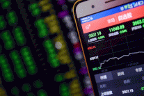 بورصات أوروبا وأميركا تحاول التقدم... والآسيوية تتراجع