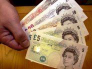 الإسترليني ينحدر إلى أدنى مستوى له أمام الدولار