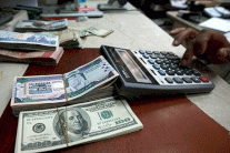 السعودية: ملتزمون بربط الريال بالدولار وسعر الصرف الحالي 