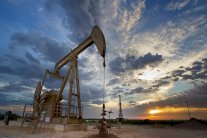 انخفاض أسعار النفط وسط تعاملات حذرة قبل اجتماع أوبك