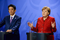 خلافات حول تحفيز الاقتصاد العالمي بين ميركل وآبي