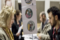 لاجئون يعملون بيورو في الساعة مقابل دمجهم