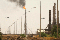 العمال يعودون ببطء الى مخيمات النفط الرملي في كندا