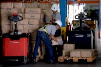 موظفو فنزويلا يستمرون في العمل ليومين اسبوعيا اقتصادا في الكهرباء