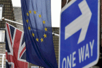 تقدم مؤيدي خروج بريطانيا من أوروبا يضعف الإسترليني