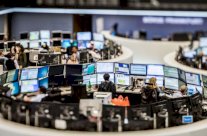 البورصات الاوروبية ستتراجع نحو 10 بالمئة حسب العقود الآجلة