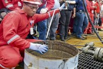 النفط يصعد إلى 70 دولارًا ام يتهاوى إلى 10 دولارات؟