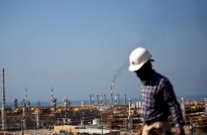 ايران تحدد سقفا للرواتب لانهاء فضيحة طالت شركات حكومية