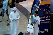 الإماراتيون ينفرون والأجانب يسيطرون والبنوك تتفرج