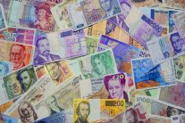 الصين تشدد الرقابة على صرف العملات