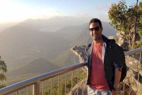 شاب مغربي يتوّج في لندن كأحسن مرشد سياحي بالعالم