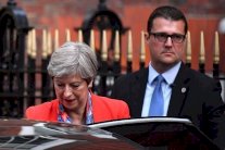 ماي تغادر بريطانيا متوجهة الى السعودية والأردن