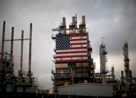 محللون: الأميركيون يستفيدون من خفض الانتاج النفطي لدول اوبك وروسيا