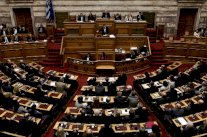 البرلمان اليوناني يوافق على آخر ميزانية تقدم في ظل خطة الانقاذ