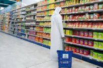 المركزي الإماراتي يلزم البنوك بتحمل الضريبة وعدم زيادة الرسوم