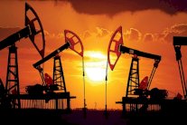 أسعار النفط تتراجع بسبب تخمة المعروض