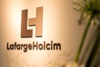 مجموعة لافارج هولسيم تقر بممارسات 