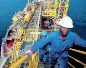 نيجيريا تأمر المجموعات النفطية بنقل مقارها إلى منطقة الإنتاج