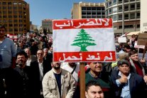 اللبنانيون يوحّدون ساحاتهم الاحتجاجية رفضًا للضرائب