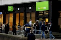 معدل البطالة في بريطانيا ينخفض الى أدنى مستوى منذ 1975