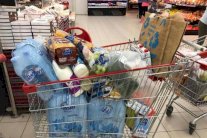 الهلع يدفع سكان قطر إلى تخزين المواد الغذائية