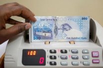 الريال القطري يهبط إلى مستويات قياسية