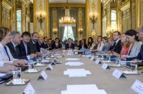 فرنسا تحظر جميع عمليات التنقيب عن النفط والغاز