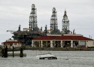 تراجع أسعار النفط تأثرًا بمرور الاعصار هارفي في تكساس