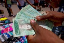 فنزويلا تطرح أوراقًا نقدية جديدة لعملتها المتدهورة