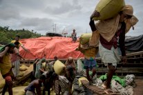 في مخيمات الروهينغا في بنغلادش وصول اللاجئين يحفز الاقتصاد المحلي