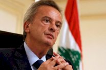 حاكم المركزي اللبناني سيمنع سحب الدولار من ماكينات الصرف