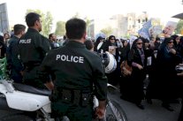 ايران توقف مئة تاجر عملات أجنبية