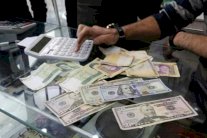 انخفاض الريال الإيراني إلى مستوى قياسي جديد