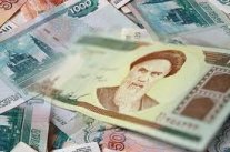 إيران تضبط سعر صرف الريال لتفادي انهياره