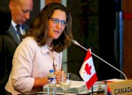 وزيرة خارجية كندا تندد في واشنطن بالرسوم 