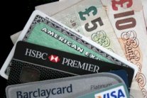 الدفع ببطاقات الخصم المباشر يتخطى الدفع نقدًا في بريطانيا